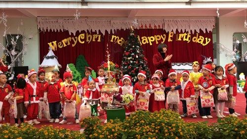 Trường mầm non đô thị Việt Hưng tổ chức chương trình văn nghệ, trò chơi và tiệc buffet chào đón Noel và mừng sinh nhật các bé tháng 12